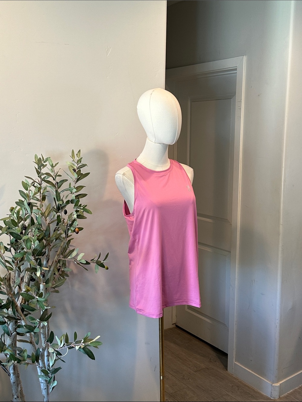 On Women's Core Pink Running Tank New! - Picture 7 of 13